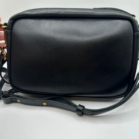 Madewell Leather Carabiner Medium Crossbody Bag in Black - Picture 5 of 8